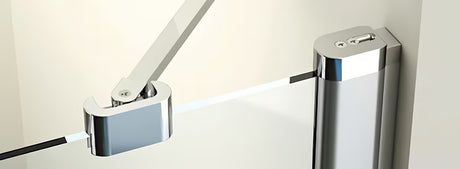 Połówka kabiny prysznicowej narożnej Ravak Chrome 90 cm w błyszczącym chromie, z przezroczystym szkłem i drzwiami uchylnymi.