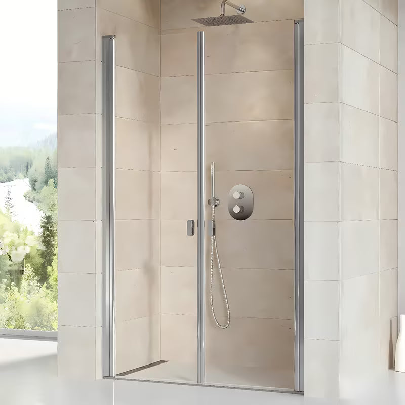 Drzwi prysznicowe Ravak Chrome 120 cm w błyszczącym chromie, z przezroczystym szkłem bezpiecznym i drzwiami obrotowymi.