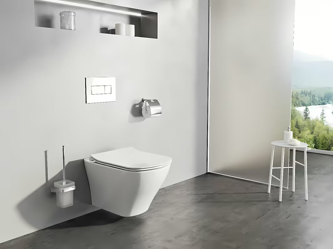 Białe miska WC wisząca Ravak Classic z technologią bezkołnierzową RimOff i ukrytym mocowaniem