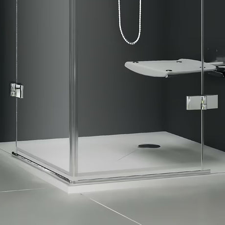Aluminiowy okapnik Ravak KK4 jako część zamienna do listwy progowej drzwi prysznicowych.