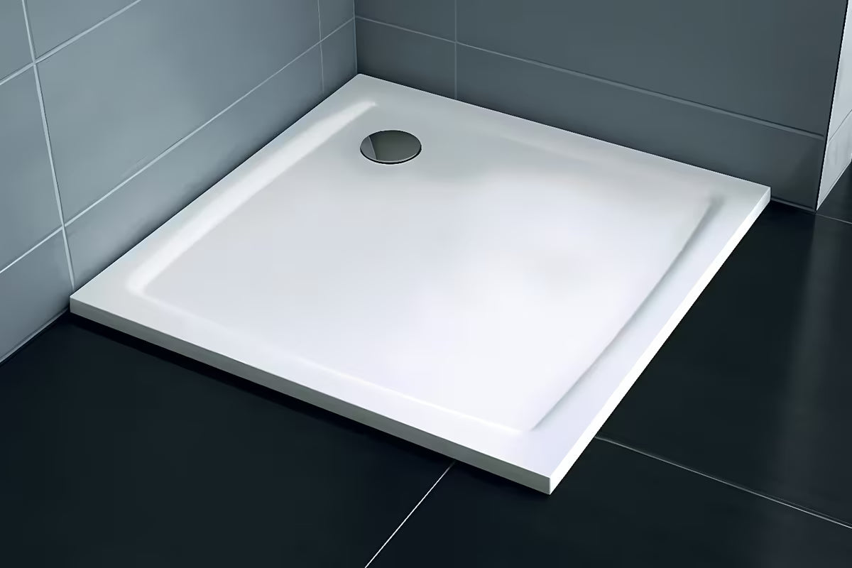 Biały kwadratowy brodzik prysznicowy Ravak Perseus Pro Flat 90x90 cm z lanego marmuru o gładkiej powierzchni