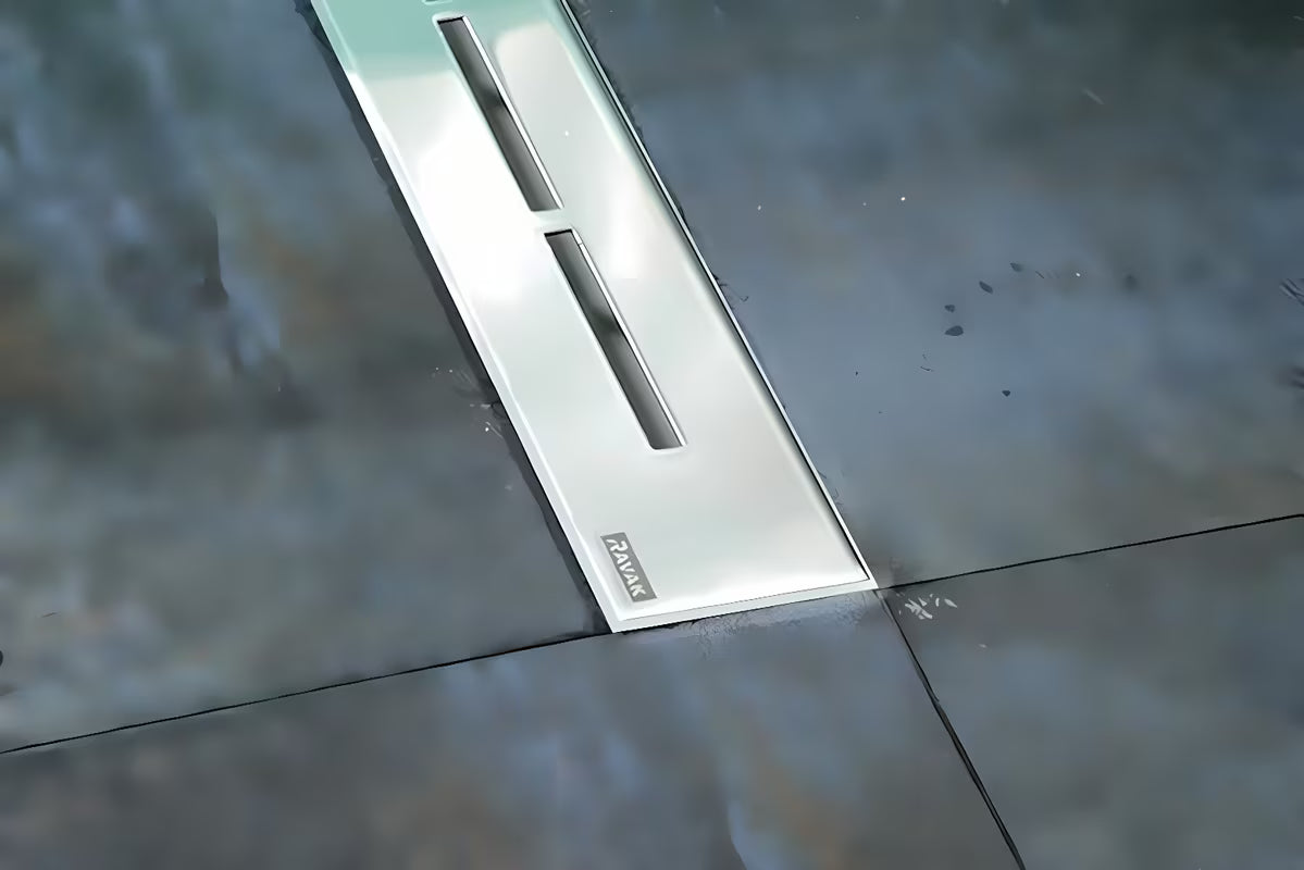 Nierdzewny odpływ liniowy Ravak Runway 105 cm w połysku pro do montażu wolnostojącego.