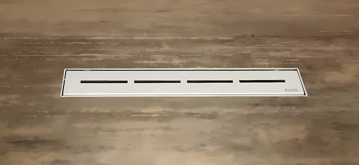 Nierdzewny odpływ liniowy Ravak Runway 105 cm w połysku pro do montażu wolnostojącego.