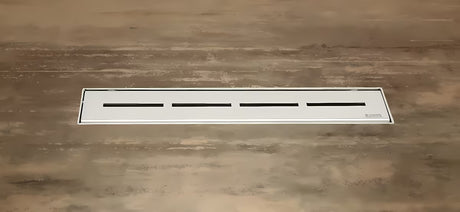 Nierdzewny odpływ liniowy Ravak Runway 105 cm w połysku pro do montażu wolnostojącego.