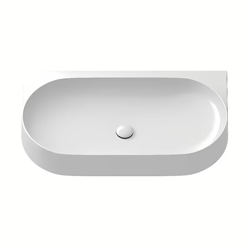 Biała ceramiczna umywalka wpuszczana w blat Ravak Yard 80,5x50 cm o minimalistycznej formie, z półką