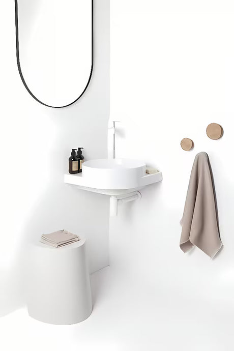 Biała ceramiczna narożne umywalka wisząca Ravak Yard z wpuszczoną półką