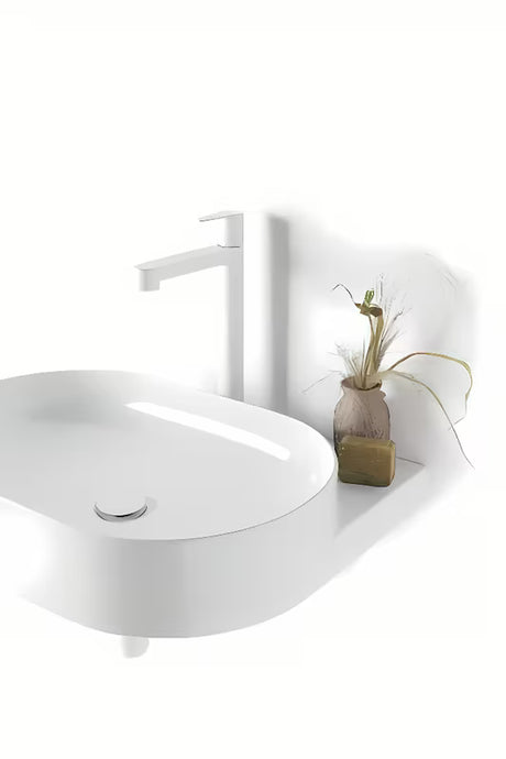 Biała ceramiczna umywalka wisząca Ravak Yard 60 bez przelewu z otworem pro na baterię stojącą.