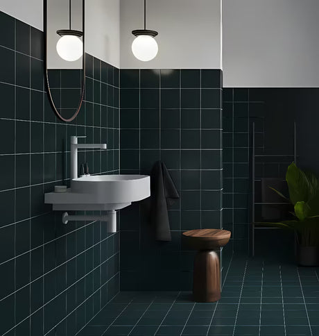 Biała ceramiczna umywalka wisząca Ravak Yard 60 bez przelewu z otworem na baterię stojącą pro.