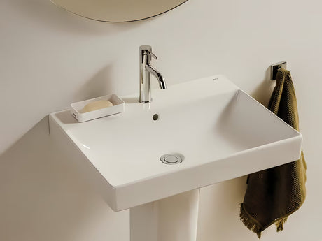 Biała umywalka wisząca Roca Ona 60x46 cm z ceramiki Fineceramic® z centralnym otworem na baterię pro i przelewem.