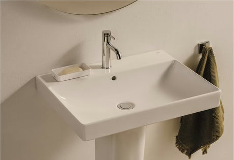 Biała umywalka wisząca Roca Ona 60x46 cm z ceramiki Fineceramic® z centralnym otworem na baterię pro i przelewem.