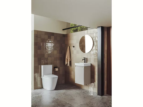 Biały miska WC stojąca kompakt Roca Ona bez układu spłukującego z vario odpływem i technologią Roca Rimless®.