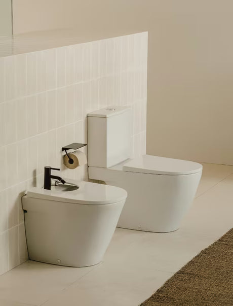 Biały miska WC stojąca kompakt Roca Ona bez układu spłukującego z vario odpływem i technologią Roca Rimless®.