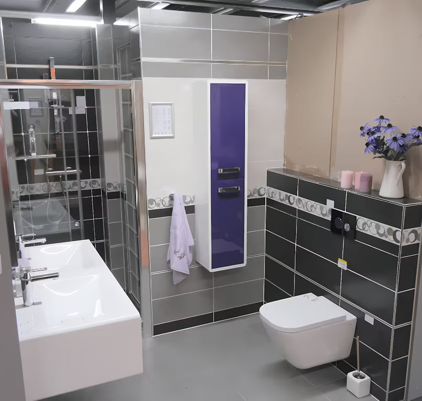 Białe miska WC wisząca Roca The Gap w wersji Rimless bez układu spłukującego i o kwadratowym designie