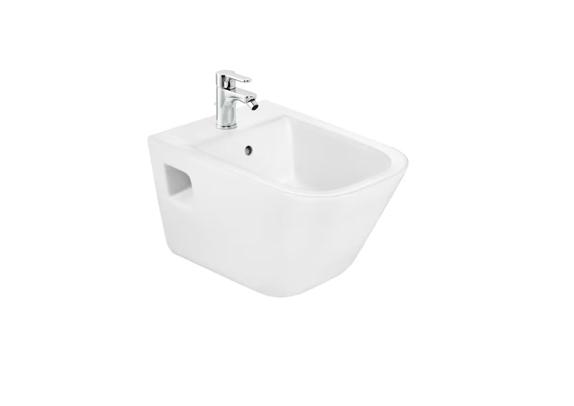 Wiszący bidet Roca The Gap w kolorze białym z wewnętrznym doprowadzeniem wody, bez baterii.