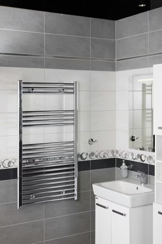 Kombinowany grzejnik łazienkowy grzejnik łazienkowy S-Line 600 x 1118 mm w wykończeniu chromowanym z prostym profilem.