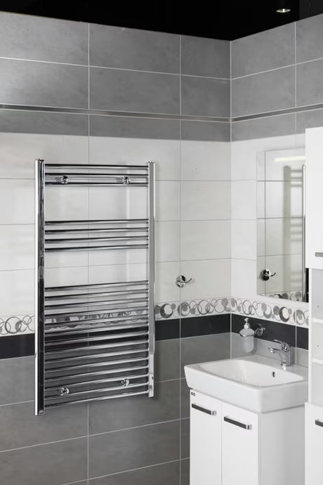 Kombinowany grzejnik łazienkowy grzejnik łazienkowy S-Line 600 x 1118 mm w wykończeniu chromowanym z prostym profilem.