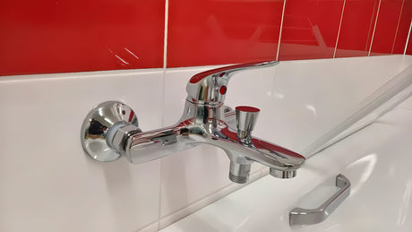 Jednouchwytowa ścienna bateria wannowa S-Line Pro w wykończeniu chrom z zaokrąglonym wzornictwem