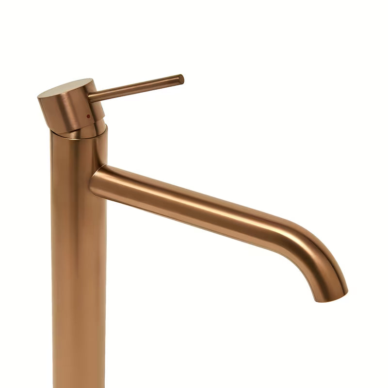 Wysoka jednouchwytowa bateria umywalkowa SAT Aurum w wykończeniu rose gold brushed o okrągłym designie