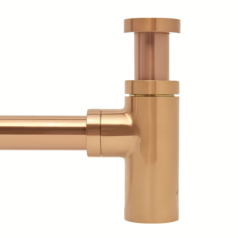 Mosiężny syfon umywalkowy SAT Aurum w kolorze rose gold, o okrągłym kształcie i średnicy 32 mm.