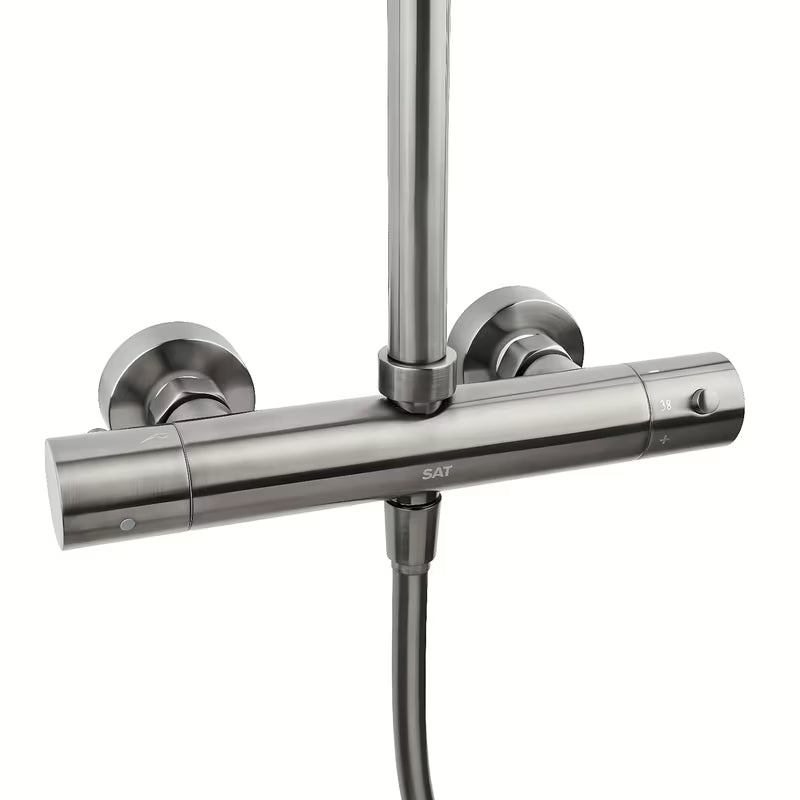 System prysznicowy SAT Aurum z baterią termostatyczną w wykończeniu szczotkowany gun metal z deszczownicą i słuchawką prysznicową.