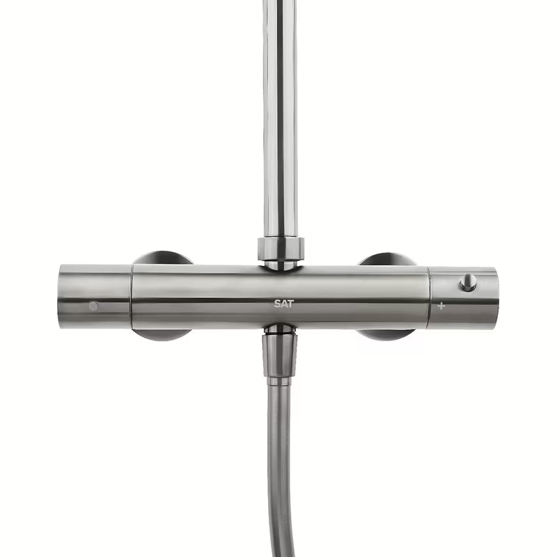 System prysznicowy SAT Aurum z baterią termostatyczną w wykończeniu szczotkowany gun metal z deszczownicą i słuchawką prysznicową.