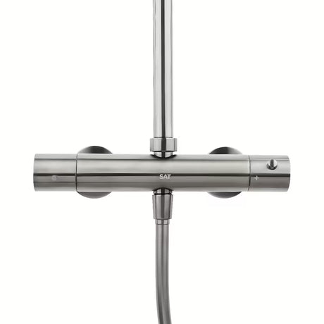 System prysznicowy SAT Aurum z baterią termostatyczną w wykończeniu szczotkowany gun metal z deszczownicą i słuchawką prysznicową.