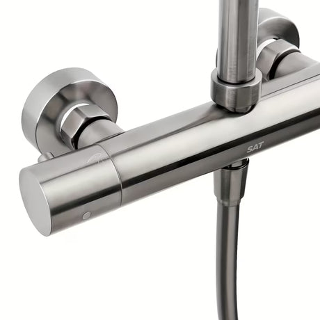 System prysznicowy SAT Aurum z baterią termostatyczną w wykończeniu szczotkowany gun metal z deszczownicą i słuchawką prysznicową.