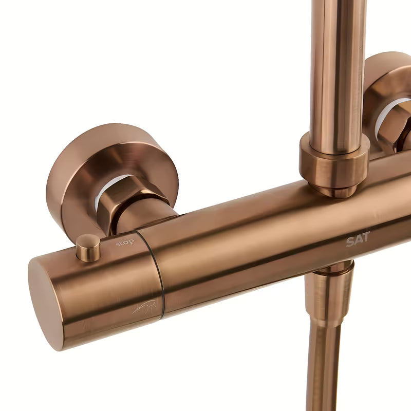 System prysznicowy SAT Aurum z baterią termostatyczną w wykończeniu rose gold brushed z deszczownicą i słuchawką prysznicową.