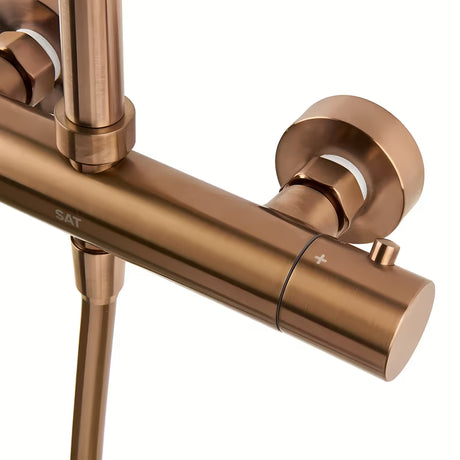 System prysznicowy SAT Aurum z baterią termostatyczną w wykończeniu rose gold brushed z deszczownicą i słuchawką prysznicową.