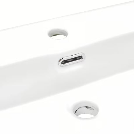 Biała ceramiczna umywalka meblowa SAT B-Way 81x46 cm z półką po prawej stronie i otworem pro na baterię pośrodku.