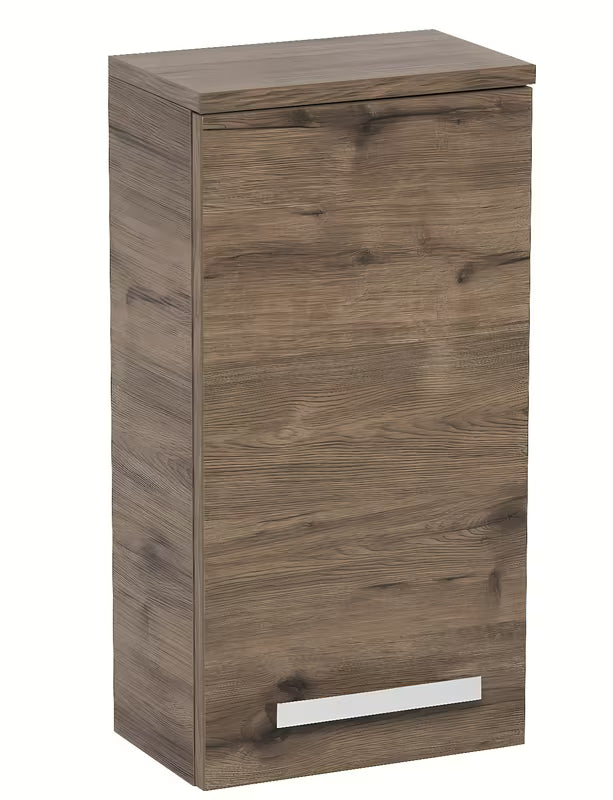 Wisząca szafka łazienkowa SAT Cube Way 32,5 x 20 x 63 cm w dekorze dąb wellington z chromowanym uchwytem.