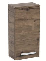 Wisząca szafka łazienkowa SAT Cube Way 32,5 x 20 x 63 cm w dekorze dąb wellington z chromowanym uchwytem.