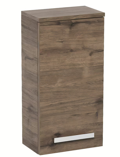 Wisząca szafka łazienkowa SAT Cube Way 32,5 x 20 x 63 cm w dekorze dąb wellington z chromowanym uchwytem.