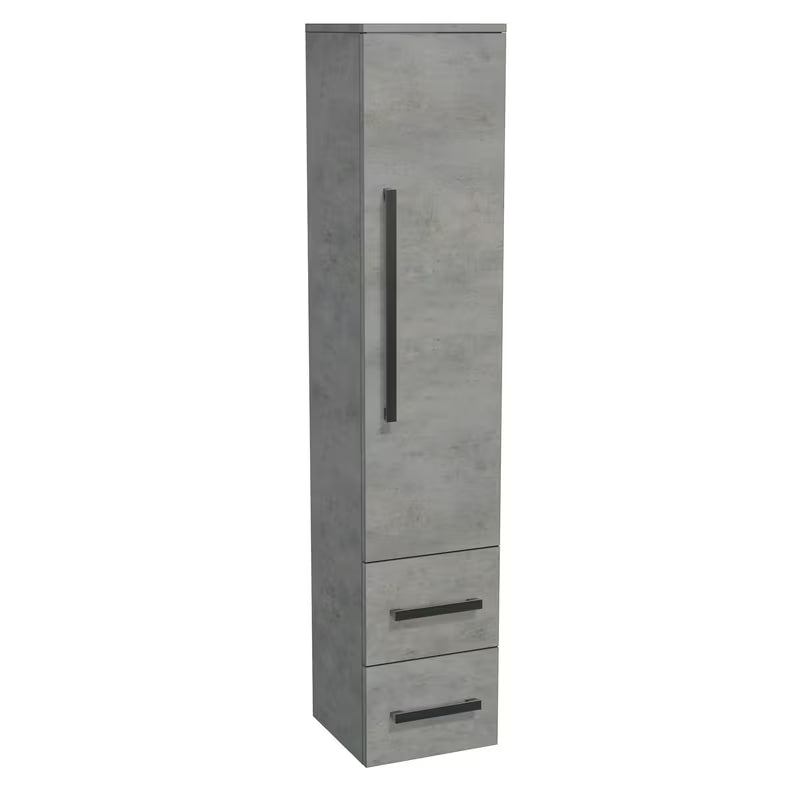 Wysoka wisząca szafka łazienkowa SAT Cube Way w dekorze betonu z chromowanymi uchwytami.