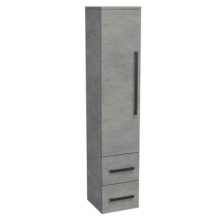 Wysoka wisząca szafka łazienkowa SAT Cube Way w dekorze betonu z chromowanymi uchwytami.