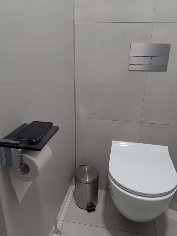 Czarny uchwyt na papier toaletowy SAT Cube Way z półką z hartowanego szkła bezpiecznego.