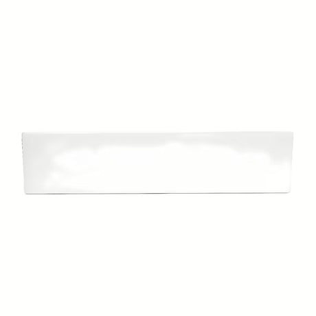Biała ceramiczna umywalka wisząca SAT Cube Way 60x46 cm o asymetrycznym designie i z półką po prawej stronie.