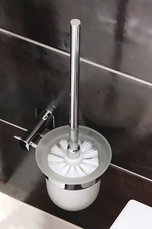 Ścienna SZCZOTKA do Wc SAT Cube Way w wykończeniu chrom z zaokrąglonym designem pro do nowoczesnej łazienki.