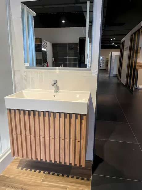 Wisząca szafka łazienkowa z umywalką ceramiczną SAT Delano w dekorze dąb mat z pionowymi lamelami