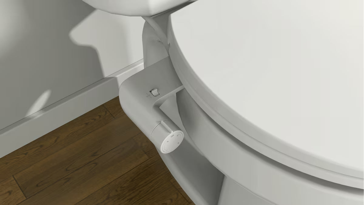 Biała nakładka bidetowa SAT Easybidet pro montaż pod DESKA sedesowa bez podłączenia do prądu.