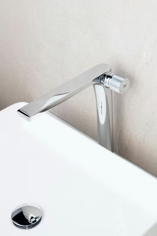 Wysoka jednouchwytowa bateria umywalkowa SAT Evolution w wykończeniu chrom pro umywalka nablatowa .