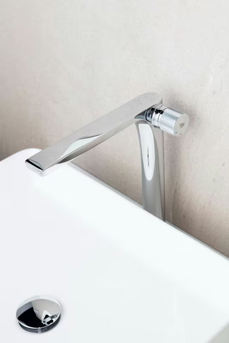Wysoka jednouchwytowa bateria umywalkowa SAT Evolution w wykończeniu chrom pro umywalka nablatowa .