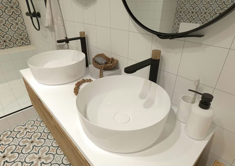 Biała łazienkowa pojemnik SAT Feel o prostym, eleganckim wzornictwie.