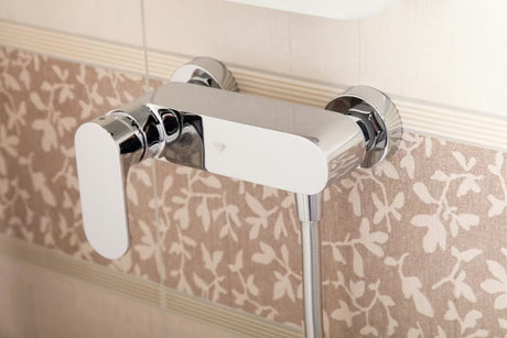 Chromowany ścienna jednouchwytowa bateria prysznicowa SAT Fusion bez zestawu prysznicowego