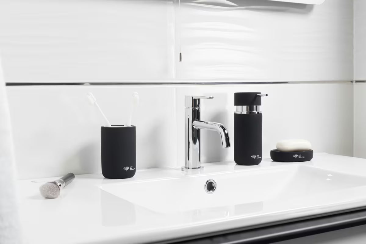 Wolnostojący  ceramiczny uchwyt na szczoteczki SAT Infinitio w matowym czarnym wykończeniu.