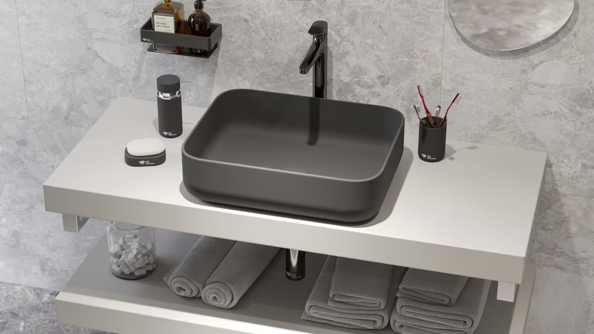 Wolnostojący  ceramiczny uchwyt na szczoteczki SAT Infinitio w matowym czarnym wykończeniu.