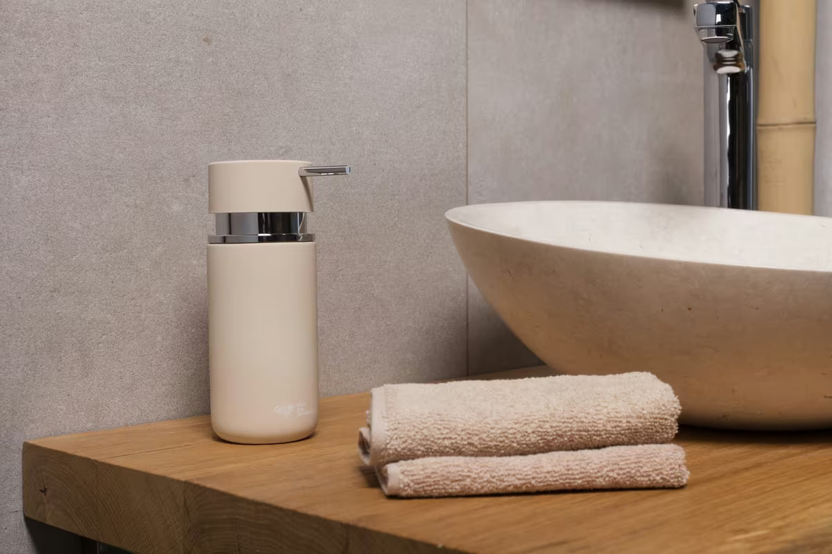 Ceramiczny dozownik do mydła SAT Infinitio w matowym beżu o kwadratowym kształcie, wolnostojący .