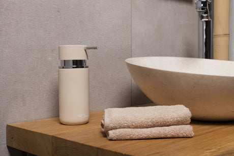 Ceramiczny dozownik do mydła SAT Infinitio w matowym beżu o kwadratowym kształcie, wolnostojący .