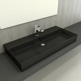 Czarno-matowa ceramiczna umywalka wisząca SAT Infinitio z przelewem i centralnym otworem pro na baterię.