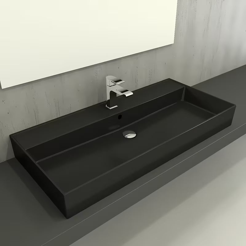 Czarno-matowa ceramiczna umywalka wisząca SAT Infinitio z przelewem i centralnym otworem pro na baterię.
